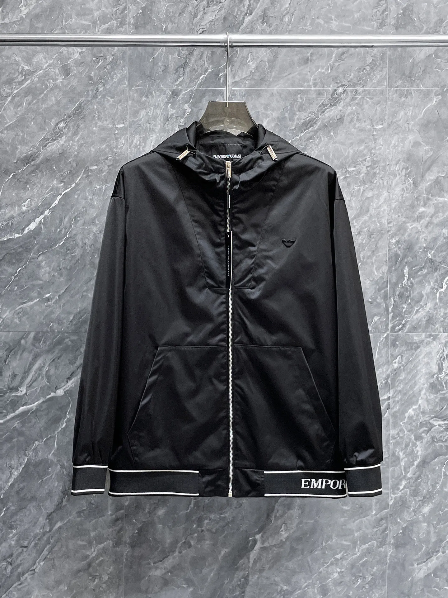 Armani official website Same Style, complete with three labels, on sale in advance. 2026 Autumn and Winter New Arrival men's jacket, Original with complete three labels, Premium version. Custom-made fabrics at the counter. Breathable, high comfort, impeccable details, brand element design concept, reflecting high quality. It feels delicate and soft, presents a casual cut, and has a great upper body shape. Sizes: M～3XL